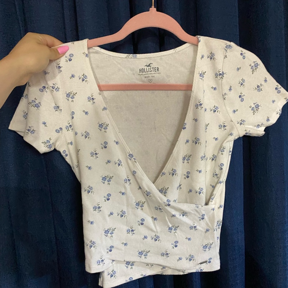 Hollister floral blue semi crop top